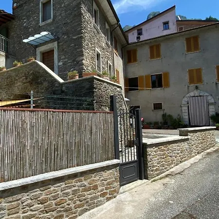 Casetta Sotto Il Monte Forato *